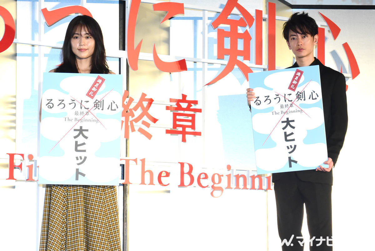 左から有村架純、佐藤健