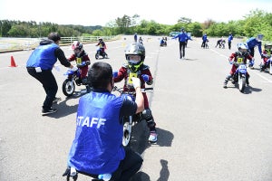 宮城県村田町のサーキット施設で小学生が交通安全教室、バイク乗車体験も