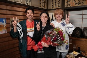 菅田将暉、神木隆之介＆仲野太賀を抱きしめ『コントが始まる』撮了「こんな仲間ができました」