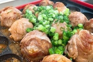 【もうガマンできない! 】たこ焼き器で肉巻きおにぎりにしてみたら、作ってるそばから肉汁でよだれがジュワ～