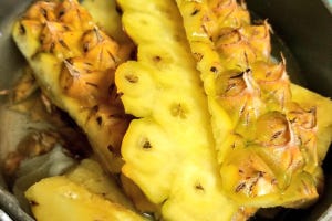【新発想】芯まで美味しい台湾パイナップル、実は“皮”まで美味しかった!? 驚きの利用方法に「朗報＆贅沢」「参考になった」の声