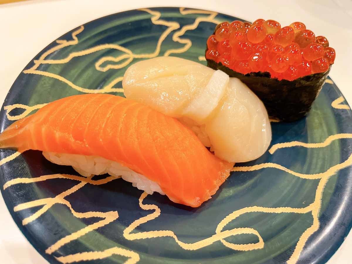 今だけ! こだわり海鮮3貫 (サーモン・ほたて・いくら) 330円
