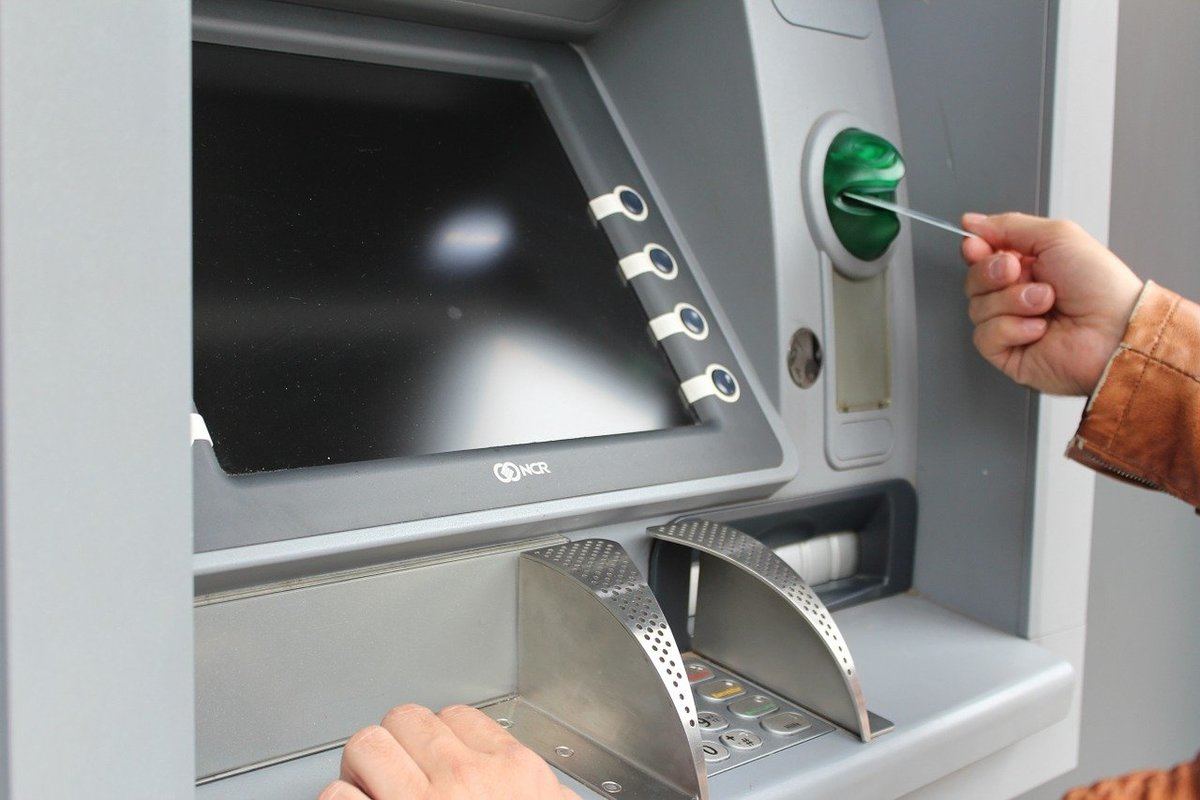 メガバンクのコンビニATM利用手数料は?
