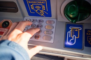 コンビニATMでゆうちょを使うときの手数料は? 提携銀行ATMとの比較も