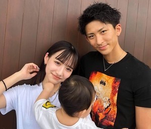 “まやりん”重川茉弥、家族3ショット公開! 愛娘1歳の誕生日を迎え