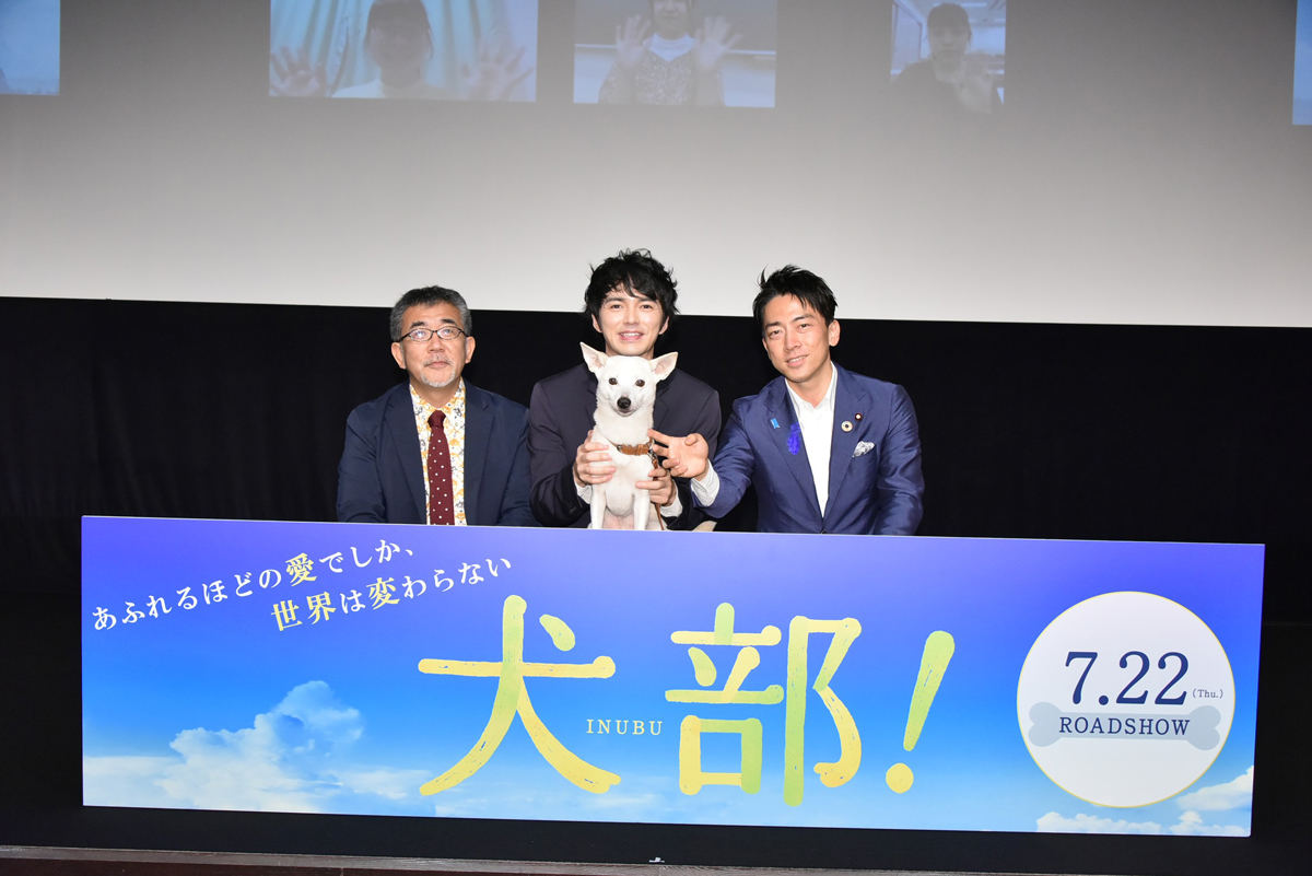 左から篠原哲雄監督、林遣都、ちえ、小泉進次郎 環境大臣