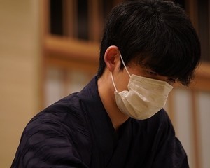 王位戦七番勝負第２局は藤井聡太王位が豊島将之竜王に逆転勝利！　一直線に踏み込んだ先にあった豊島竜王の誤算