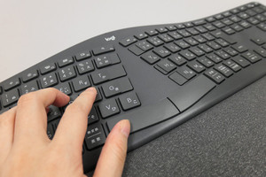 ロジクール、腕の負担を軽くする波型キーボード「WAVE KEYS K820