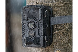 サンワダイレクト、防水/防塵の人感センサーカメラ　単3形乾電池で駆動