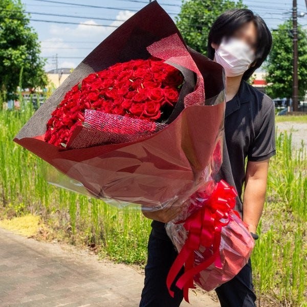 でかっ 想像を絶する 108本のバラ の花束に大反響 あげる側も貰う側も重労働 サプライズで渡すの無理 マイナビニュース