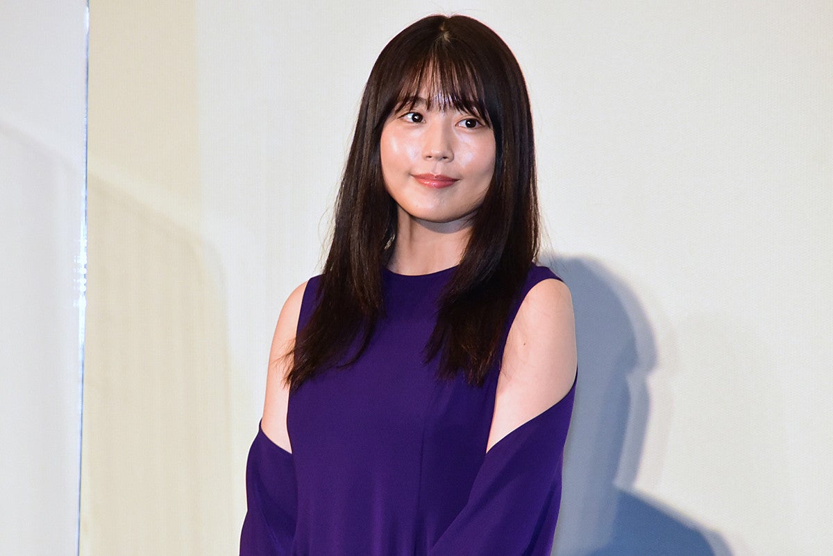 有村架純 肩見せワンピースでシックな美しさ ハプニングにも冷静すぎる対応 マイナビニュース