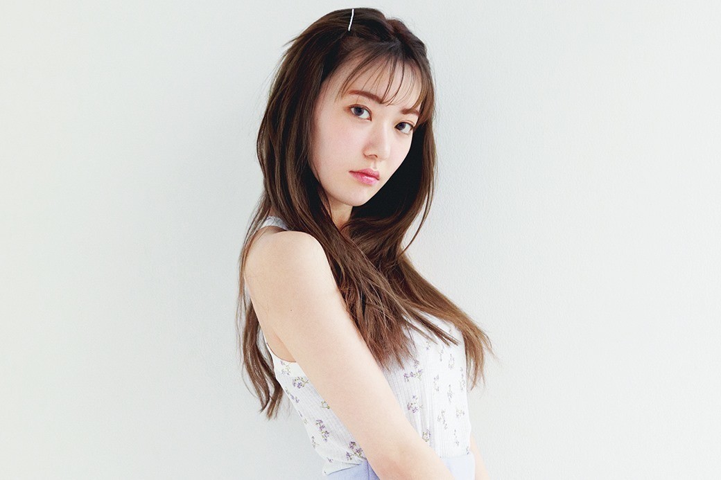 宮脇咲良、タンクトップ×ショーパン姿で美ボディ公開 『ar』ソロ