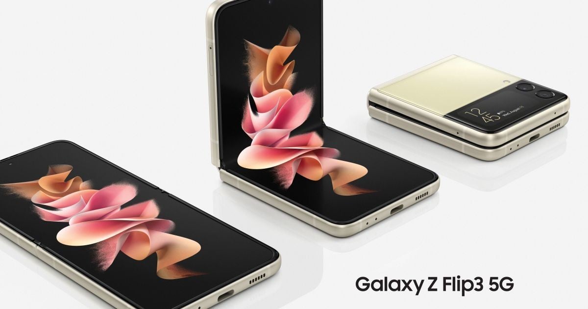 縦折りスマホ「Galaxy Z Flip3 5G」は新たに防水や5G対応、価格も安く 