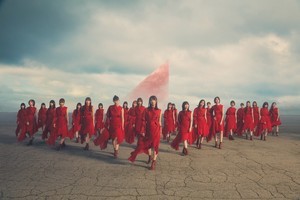 櫻坂46、赤の衣装まとう新ビジュアル公開　「流れ弾」ラジオ初OAも決定