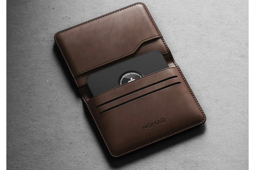 AirTagをスマートに収納できるレザーウォレット「NOMAD Card Wallet