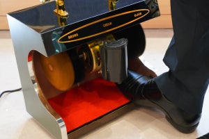 サンコー、靴を履いたまま使える全自動靴磨きマシン