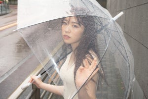 渡辺みり愛、雨の中で傘越しに…思い出の地・乃木坂での撮影カット公開