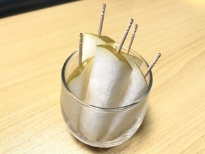 【皮むき不要!】斬新&簡単すぎる「梨の切り方」が話題に! - 「皮食べていいんだ!」「つまみぐい推奨w」