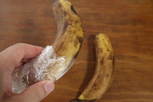 【意外な結果に? 】バナナはラップで巻いて野菜室に入れると日持ちする - ツイッターで話題のハウツーを試してみた