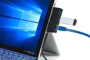 Surface Proシリーズに直付けできる小型USBハブ　有線LAN端子も搭載