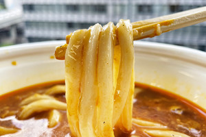 急な寒い日に食べたい! 丸亀製麺の「トマたまカレーうどん」で身体の芯まであったまる