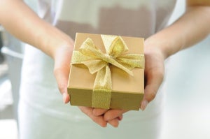 「ささやかながら」とは - 贈り物の際に使う表現の意味や類語を解説