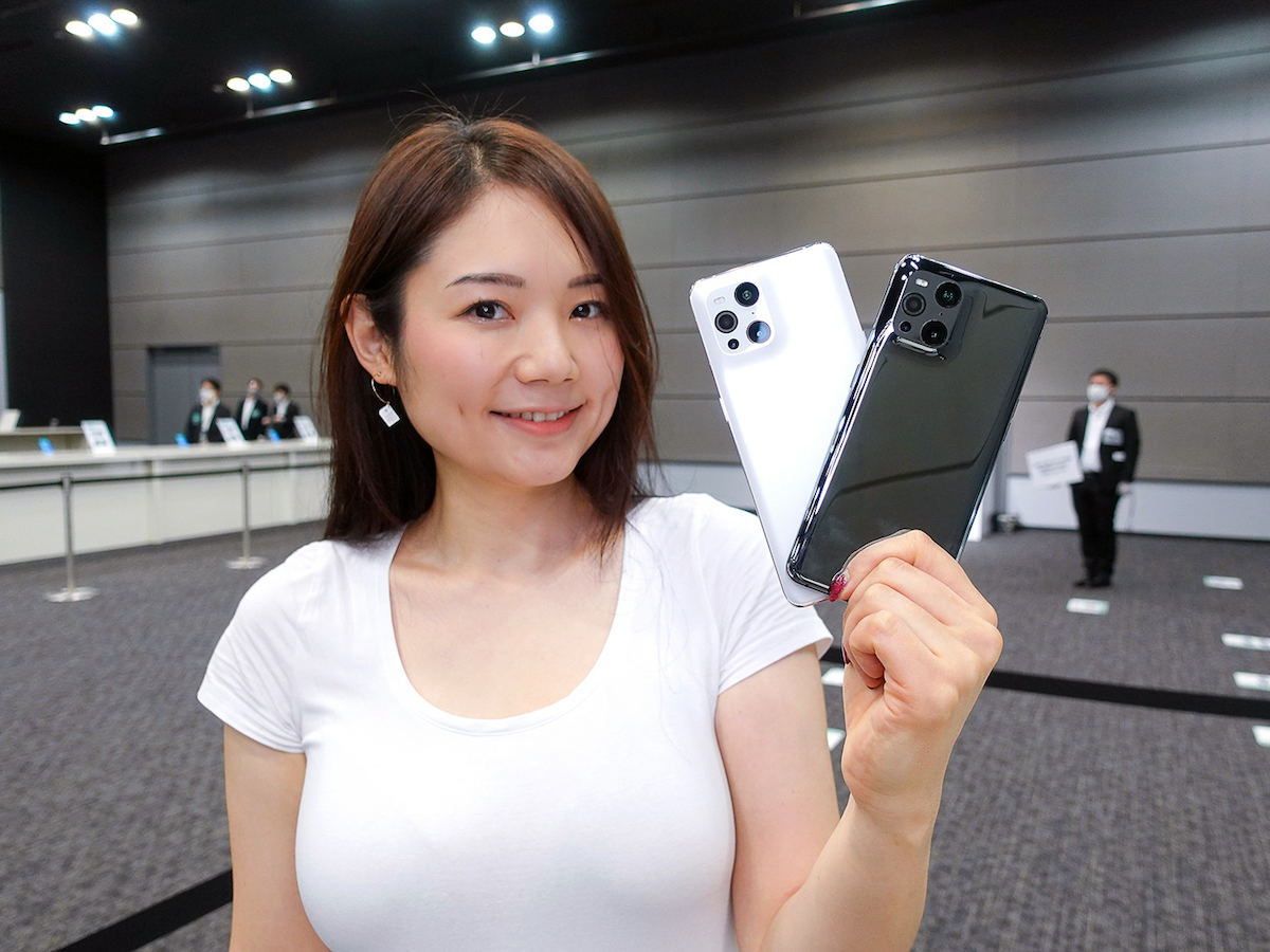 OPPOのFind X3 Pro。ホワイトとグロスブラックの2色展開