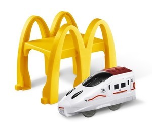 マクドナルド、ハッピーセットに「プラレール」「ハローキティ」が登場