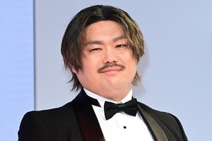 クロちゃん、タキシード姿でジョニー・デップ意識も峯岸みなみ「胡散臭い」