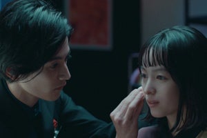 渡邊圭祐、美容部員役で清野菜名にメイク　自己評価は「100点! 完璧」