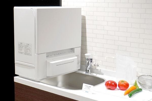 パナソニック、キッチンに置きやすくなったスリムな食洗機 - タンク式