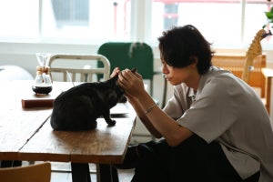 [Alexandros]川上洋平、愛猫“ラテ”とCM初共演「良い子でした」