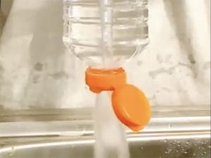 【ライフハック】手間と時間のかかる“醤油ボトル”の水洗い。一瞬で綺麗にできる「トルネード洗浄」が大バズリ! その方法は簡単で……