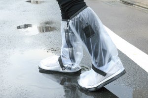 急な雨から「靴を守る」! 持ち運べる長靴が登場