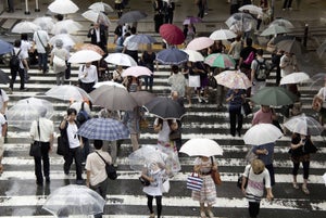 突然の雨「出先で傘を買うことがある」は56%、頻度は?