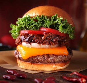 クア・アイナ、チリミートソースが決め手のハンバーガー2種を発売