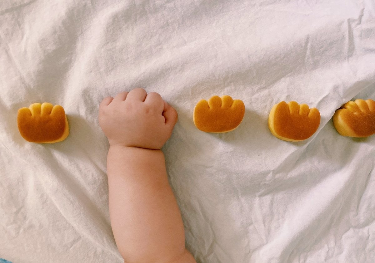 可愛すぎ 赤ちゃんの パンみたいな手 を 本当のパンと並べてみたら ツイッターで注目 マイナビニュース