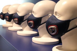 フィリップス、サッカー日本代表公式ライセンスの電動ファン搭載マスク 