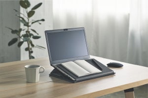 コクヨ、オンライン会議中にメモをとりやすい筆記台つきノートPCスタンド