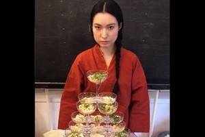 シャンパンタワーならぬ「そうめんタワー」完成! 美人妻のドヤ顔(?)にも注目!