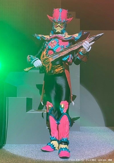 仮面ライダーセイバー』ファイナルステージに登場する謎の新仮面