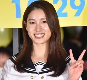 土屋太鳳、ミニ丈セーラー服姿でイベントに登場「26歳になりました(笑)」