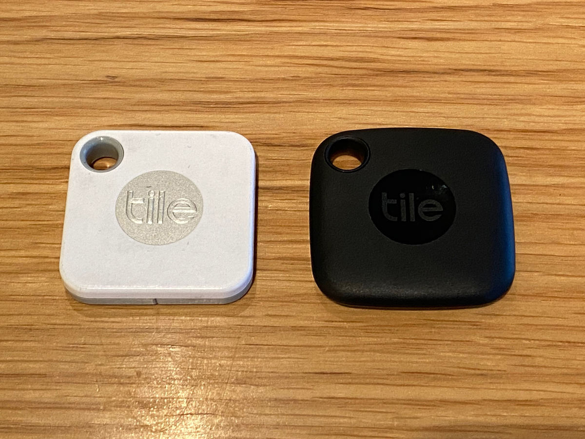 Tile Mate（2018）（左）とTile Mate（2022）（右）の比較。2018年モデルは電池交換対応のため、裏面に電池交換用のフタがあるが、2022年モデルは内蔵電池で動くため、両面とも同じデザイン