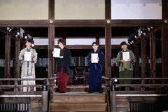 岸尾だいすけ・下野紘ら出演の朗読劇「鴨の音 第二夜」、秋の夜の下鴨神社に笑いと涙 | マイナビニュース