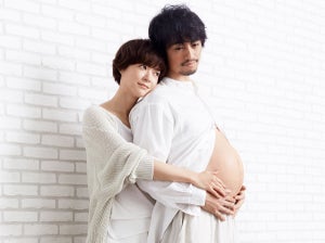 斎藤工、大きなお腹でマタニティフォト…男性妊娠の世界で上野樹里「私の子?」