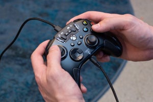 SB C&S、Xboxライセンス取得の有線ゲームコントローラー「Recon Controller」