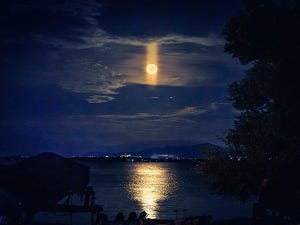 【神秘的】超稀な自然現象「ムーンピラー(月光柱)」の写真に大反響!  「神々しい…凄い現象ですね」「なんて美しい! 」の声