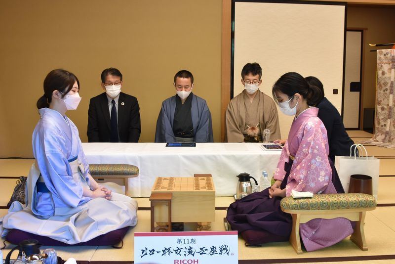 史上初の四冠VS四冠対決に臨む西山女流王座（左）と里見女流四冠　（提供：日本将棋連盟）