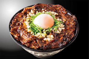 【大盛り極まる】ニンニク背脂の旨み脂あふれる「カルビステーキ丼」発売