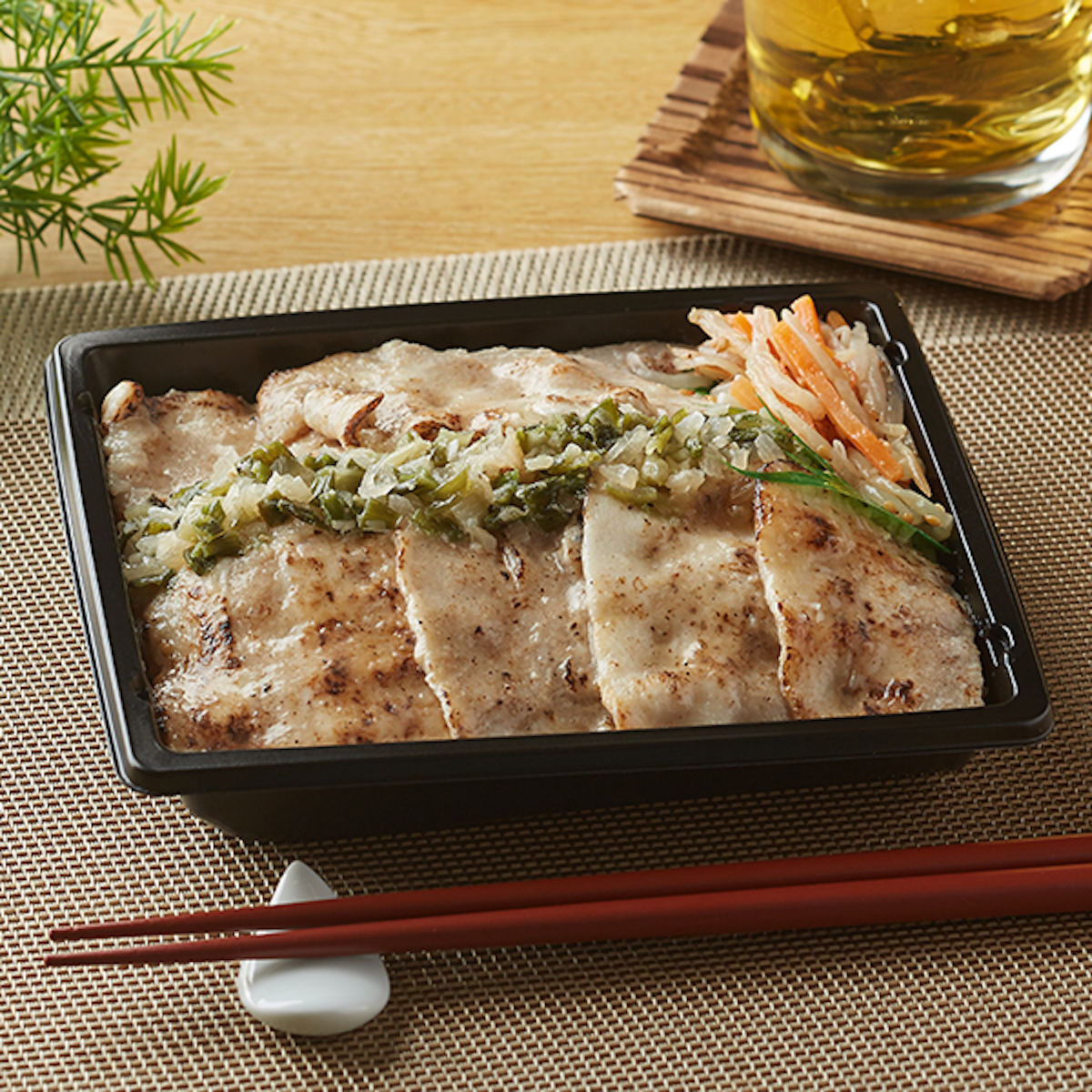 「炙り焼三元豚のねぎ塩カルビ重」(430円)
